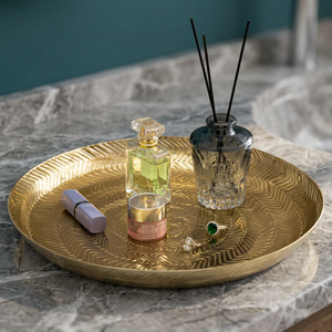 Plateau décoratif rond moderne plaqué or avec motif abstrait gravé pour le rangement de cosmétiques et la décoration intérieure - Product Image 6