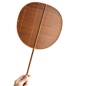 Éventail en bambou tressé avec manche en feuille de palmier, fait main, naturel, pour rafraîchissement estival et décoration intérieure - Product Image 5