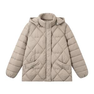 Chaqueta de invierno acolchada con capucha para mujer, abrigo corto de poliéster con costuras de diamante, cuello alto y cierre frontal con cremallera - Product Image 5