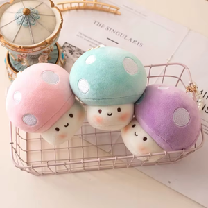 Petit pendentif en peluche en forme de champignon, mignon, rembourré en coton PP, 10 cm, idéal comme breloque de sac et porte-clés, cadeau de festival - Product Image 3
