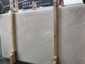 Lastra di Marmo Bianco Reale con Texture Cremosa e Venature Morbide, OEM per Pareti di Lusso, Bagni e Sanctorum - Product Image 1