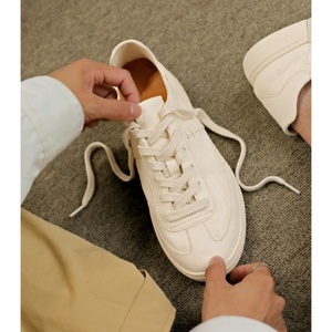 Zapatillas deportivas casuales de cuero genuino con suela plana y ligeras, modelo 2026, nuevas y modernas, blancas, para caminar, de caña baja para hombre. - Product Image 1