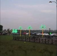 Weihnachts-Halloween-Landschaft dekorative Beleuchtung Warm weißes LED-Licht Straßen park im Freien mit Palmen-und Kokosnuss bäumen