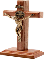 Statue religieuse en bois de crucifix avec médaille argentée de Jésus et de Saint Benoît - Décoration d'autel pour la maison pour les cadeaux religieux catholiques