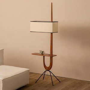 Lampadaire moderne en <span class=keywords><strong>bois</strong></span> avec étagère intégrée et abat-jour en tissu | Lampadaire fonctionnel sur <span class=keywords><strong>trépied</strong></span> pour le salon et le salon d'hôtel - Product Image 4