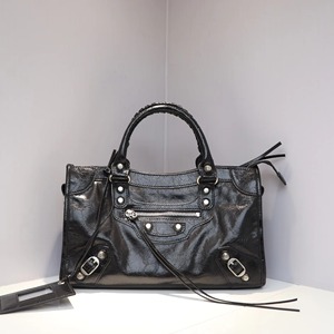 Nouveau sac fourre-tout bandoulière en cuir véritable Rivet pour moto avec fermeture éclair, style rétro sombre - Product Image 1
