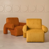 Fauteuil de salon sculptural contemporain avec revêtement texturé et design géométrique pour coin lecture d'hôtel ou d'appartement