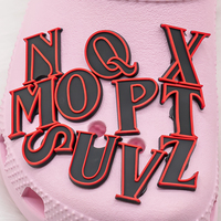 Nouveauté HYB Kuaji : Breloques de chaussures en caoutchouc 2D, 26 lettres roses, noires et rouges, personnalisables par le créateur, en promotion