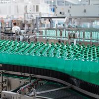 Machine de remplissage et d'embouteillage entièrement automatique pour petites bouteilles en plastique PET de boissons aromatisées, d'eau vitaminée et de boissons aromatisées