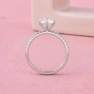 Anillo Solitario con Diamante Corte Marquesa y Banda Pavé en Oro Sólido para Joyería Fina Nupcial de Diseño Moderno - Product Image 1