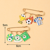 Porte-clés et broches en métal émaillé, thème football, simples et durables, breloques ballon de foot/trophée/panier de but, cadeaux souvenirs pour les fans de sport