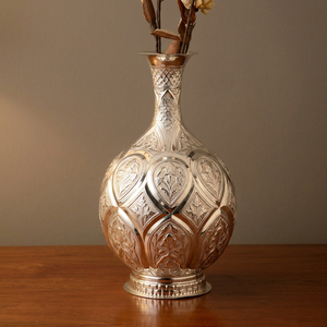 Vase de mariage moderne en laiton plaqué argent, fait main - Product Image 2