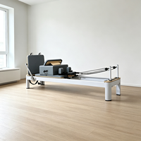 Reformer de Pilates Blanco con Luz Natural y Marco de Madera para un Diseño Moderno