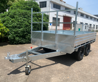 Remorque utilitaire à plateau plat avec côtés rabattables et système de fixation complet