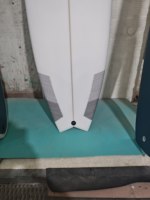 Planche de surf courte de haute qualité en mousse EPS, résine époxy, fibre de verre, bande de carbone, ailerons FCSII, boîte à ailerons en nid d'abeille, pour eaux océaniques