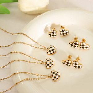 طقم قلادة دلاية للنساء من داينتي, طقم قلادة دلاية على شكل قلب من الصلب المقاوم للصدأ باللون الأبيض والأسود مطلي بالذهب عيار 18k من داينتي - Product Image 1