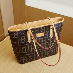 الأكثر مبيعًا حقائب كتف مصممة عالية الجودة كبيرة من البولي يوريثلين حقائب حمل مخصصة مع شعار - Product Image 5