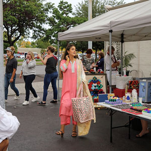 Bolsa de Mano de Algodón Acolchada Hecha a Mano, Verde, con Estampado Floral, Ligera, con Cierre de Cremallera, para Viaje, Artesanal - Product Image 1