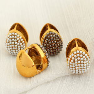 Pendientes de botón en forma de corazón chapados en oro con incrustaciones de perlas para fiestas, joyería de moda. - Product Image 3