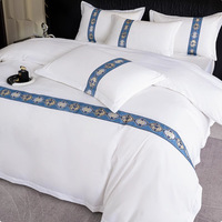 Ensemble de literie d'hôtel quatre pièces en mélange polyester-coton, satin brossé trois points, respectueux de la peau, teinture réactive, personnalisable, blanc