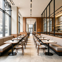 Ensemble de table carrée et de chaises rembourrées en tissu avec structure en bois, mobilier d'hôtel, restaurant moderne, Ron Group.
