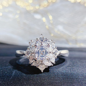 Anello di fidanzamento con pavé floreale per donna, elegante gioiello da dito per feste - Product Image 1