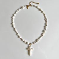 Collier en cuivre plaqué or 18 carats de style européen Collier avec pendentif croix en perles imitation collier pour femmes