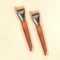 Pinceau de maquillage ultra-fin sans couture en fibres synthétiques avec manche en bois en forme de croissant ; Pinceau pour fond de teint, correcteur et base de maquillage.