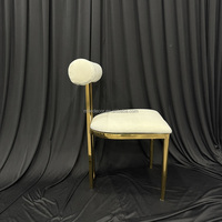 Chaise de banquet de mariage en velours blanc avec pieds en acier inoxydable doré, design empilable, chaise de mariage à louer