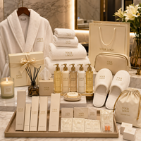 Ensemble de bienvenue personnalisé pour hôtel : peignoir, pantoufles, serviette, trousse de toilette, carte de bienvenue, carte de chambre, articles d'accueil