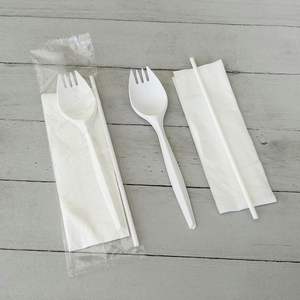 Kit de couverts scolaires en plastique blanc de poids moyen de 5,31 po, comprenant serviette et cuillère-fourchette, kits de fournitures de fête jetables - Product Image 1