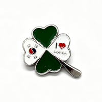 Épingles porte-bonheur personnalisées en forme de trèfle à quatre feuilles, badges souvenirs en métal émaillé pour souvenirs de pays