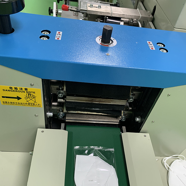 Factory direct sales chips packing machine price for n95 mask and disposable face mask packing machine