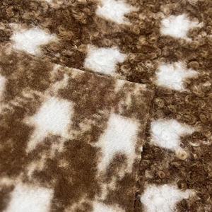 Tissu 100% Polyester Brossé Imprimé Écologique Résistant à l'Abrasion 340-350GSM Largeur 150cm Marron Blanc <span class=keywords><strong>Peluche</strong></span> - Product Image 4
