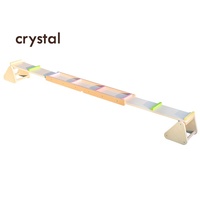 Structure d'escalade intérieure en cristal avec toboggan combiné, structure d'escalade triangulaire, structure d'escalade sur roche, structure de fitness arc-en-ciel, balançoire à bascule en bois