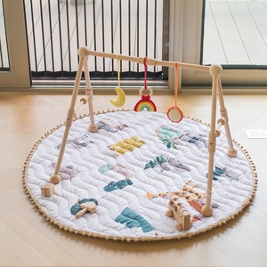 Portique d'activités pliable en bois naturel pour bébé avec jouets sensoriels suspendus - Product Image 4