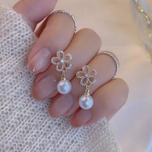 FO10-D ต่างหูไข่มุกดอกไม้คริสตัลไรน์สโตนสำหรับหญิงสาวต่างหูสำหรับงานแต่งงานแบบเกาหลีต่างหูสำหรับผู้หญิง - Product Image 3