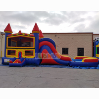 Château gonflable combiné avec toboggan aquatique sur le thème des camions de pompiers pour les événements estivaux