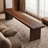 Banc long minimaliste en bois massif à texture naturelle avec pieds carrés épais pour la maison, le restaurant ou l'entrée