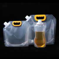Pochette souple transparente réutilisable avec bec verseur et poignée pour boissons (jus, bière, lait)