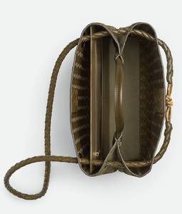Bolso de mano pequeño Andiamo de Bottega BV en piel Intrecciato flexible con detalle de nudo distintivo y correa cruzada deslizante Veneta - Product Image 3