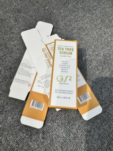 Boîte pour sérum à l'arbre à thé avec panneau code-barres à extrémité pliée droite, base dorée et fond blanc, pour marques australiennes de suppléments et pharmaciens - Product Image 1