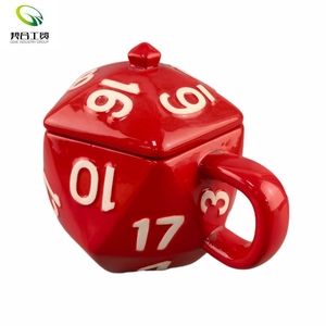 Mug à café en céramique 3D Critical Hit D20 avec couvercle, capacité 301-400 ml, style dessin animé, idéal pour les cadeaux - Product Image 1