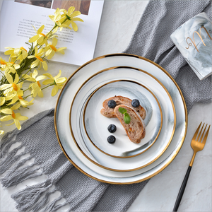 Nouveauté 2024 : Grandes assiettes rondes en céramique marbrée avec bord doré pour gâteaux, salades et desserts – Services de table en porcelaine - Product Image 2