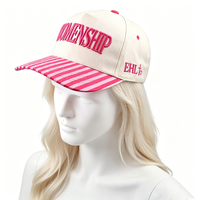 Casquette de baseball structurée à 5 panneaux bicolore avec broderie 3D personnalisée pour groupe féminin et visière rayée rose