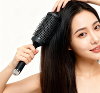 Brosse à cheveux en métal pour le séchage, le volume et la brillance, légère, imperméable, pour le lissage, avec manche en plastique noir
