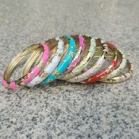 Bracelets vintage ethniques en alliage d'or gravé, avec pierres œil-de-chat colorées, motifs diamant et fleurs en relief, et émail cloisonné