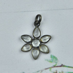 Pendentif Fleur Fait Main en Argent Sterling 925 Plaqué Noir avec Améthyste Verte Naturelle 4x6mm en Forme de Poire et Sertissage Clos - Product Image 2