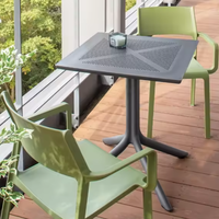 Mobilier d'extérieur étanche en plastique PP carré renversé café café bistro restaurant table à manger