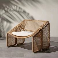 Chaise longue d'extérieur en rotin tissé à la main de conception artistique moderne coussin confortable imperméable pour l'école salle à manger patio jardin